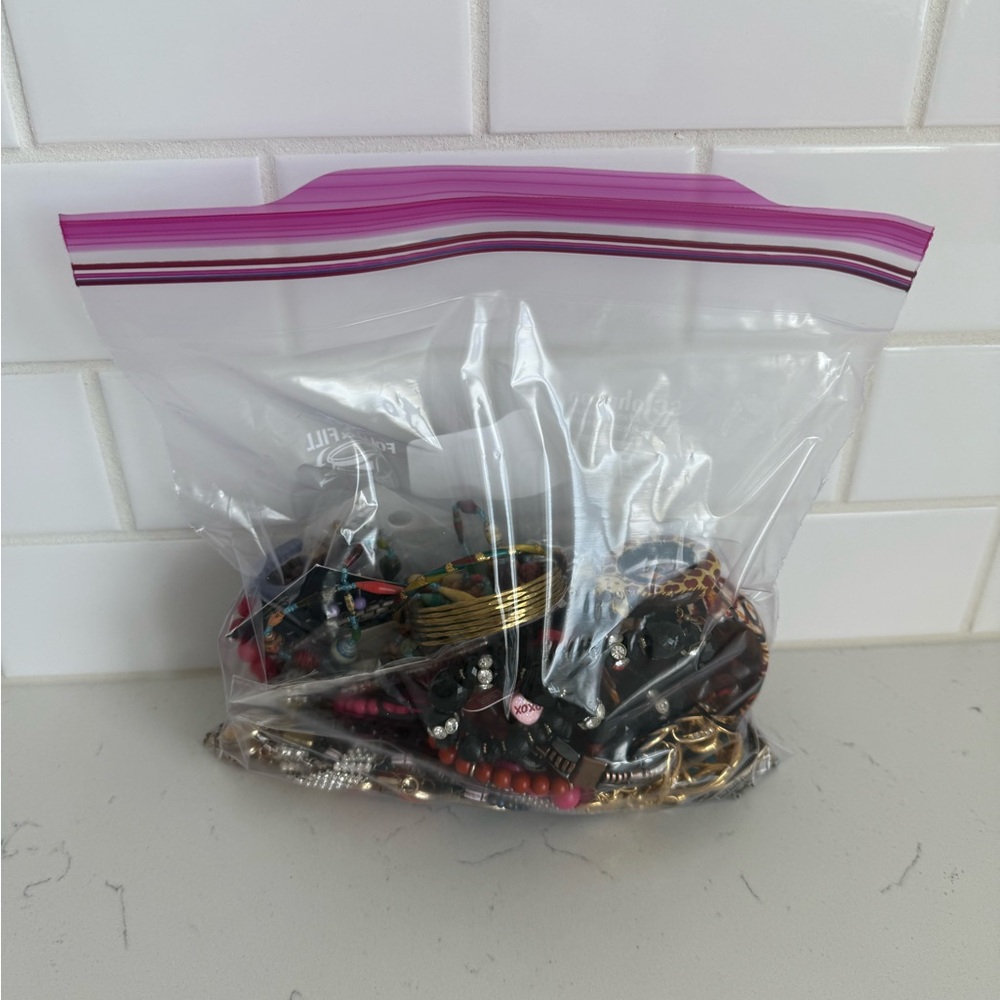 MYSTERY Jewlery BAG!!! all types of jewelry 
2 pound bag of jewelry - Picture 3 of 3